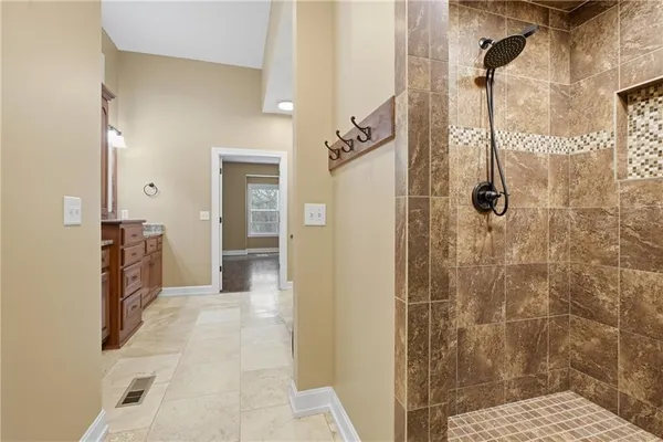 $950,000 | 6205 Northwest Saddle Club Court, Kansas City, MO 64152