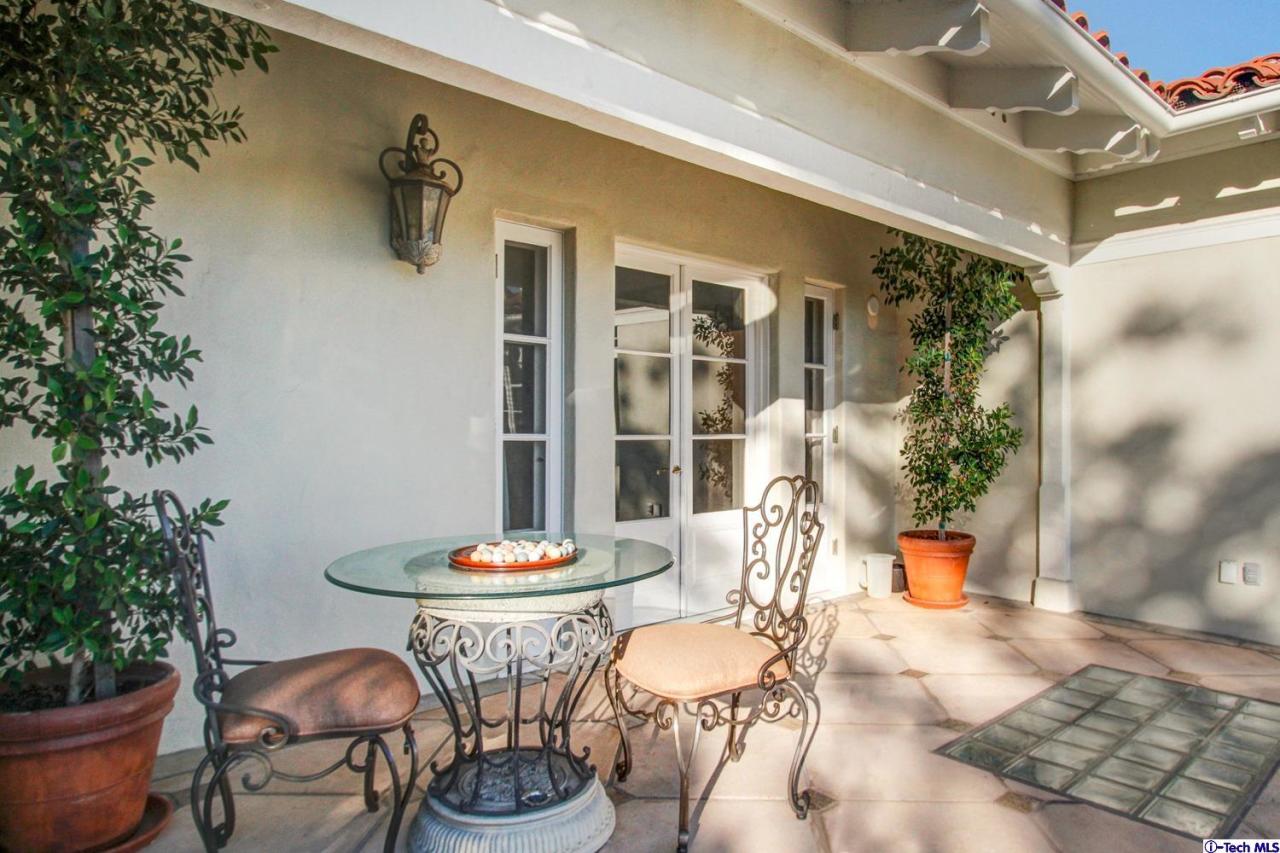 1680 Lombardy Road Pasadena, CA 91106 - Photo 45 of 71 a table and chairs in front of a house