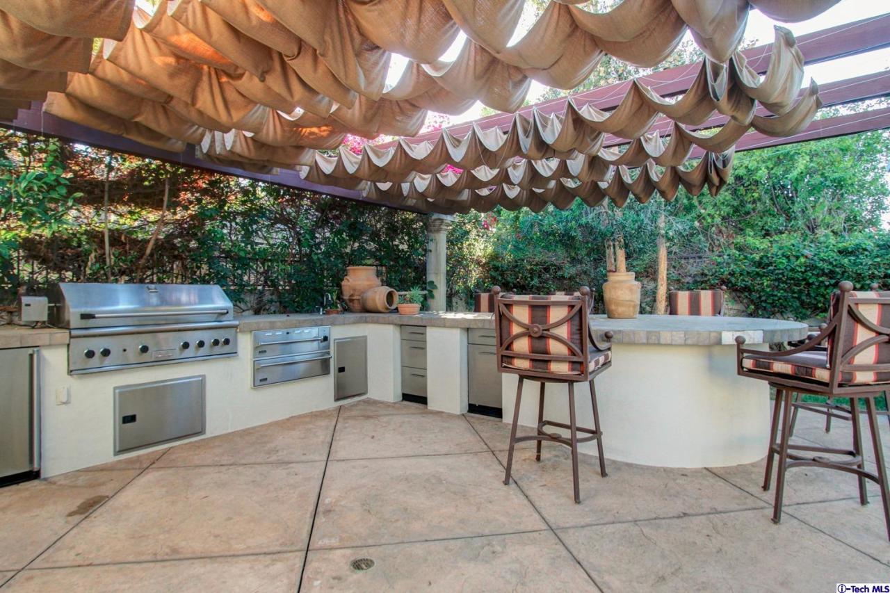 1680 Lombardy Road Pasadena, CA 91106 - Photo 67 of 71 a patio with a table and chairs and potted plants