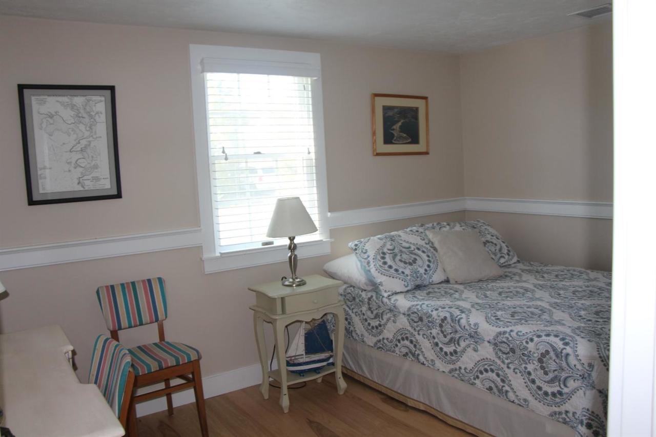 206 Clipper Road Bourne, MA 02532 - Photo 27 of 35 a living room with furniture and a window
