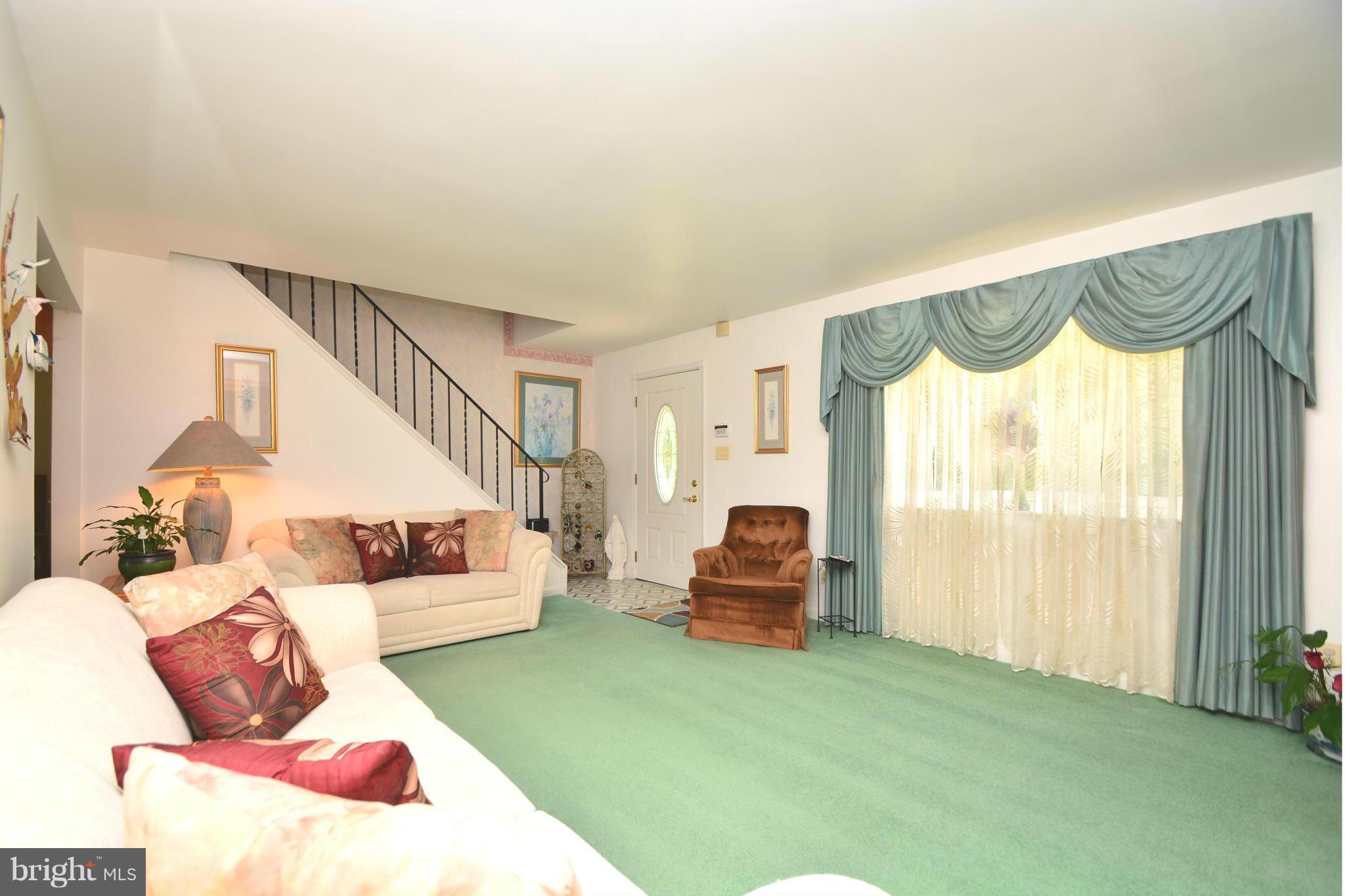 402 Nollmeyer Road Baltimore, MD 21220 - Photo 5 of 30 Living Room
