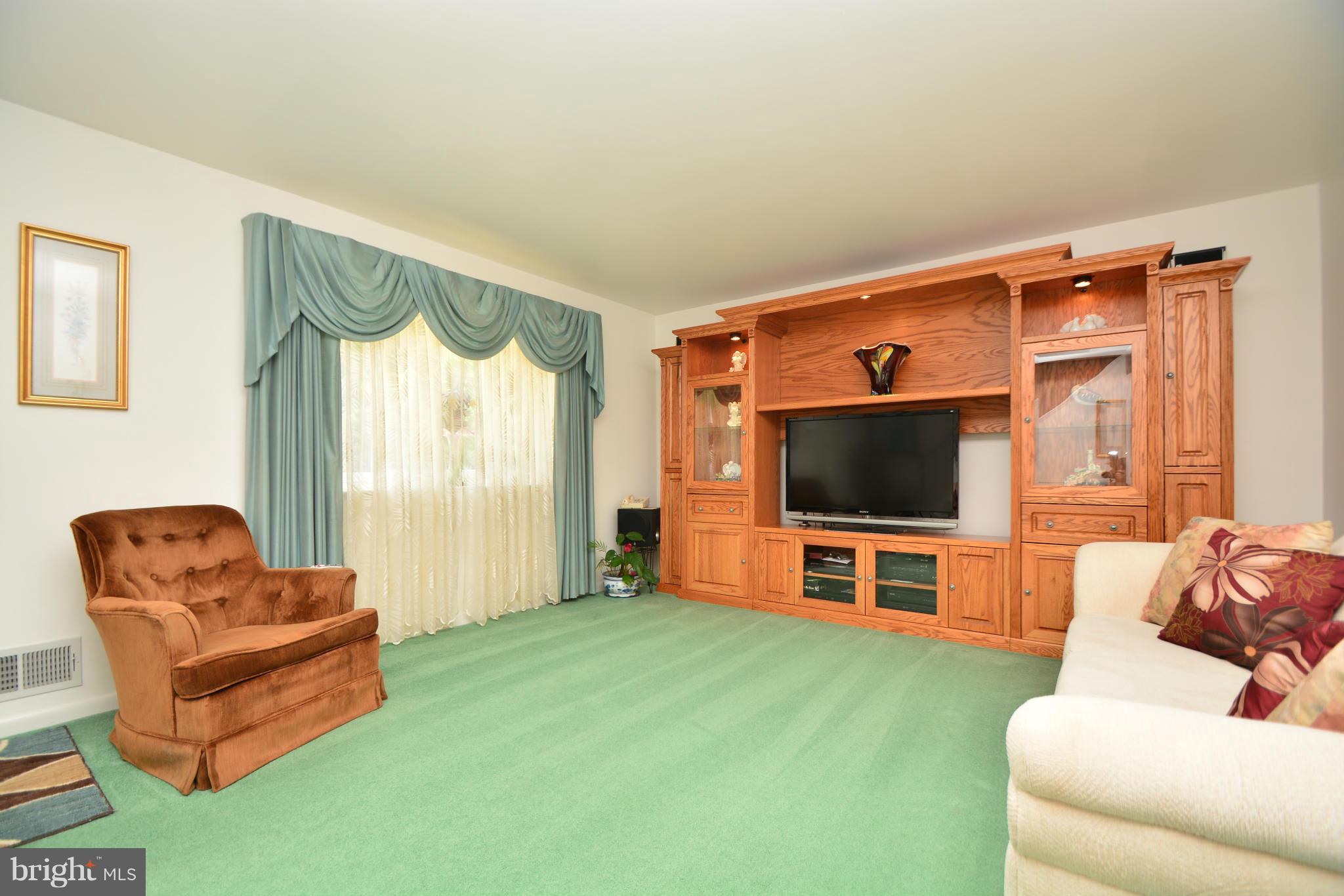 402 Nollmeyer Road Baltimore, MD 21220 - Photo 6 of 30 Living Room