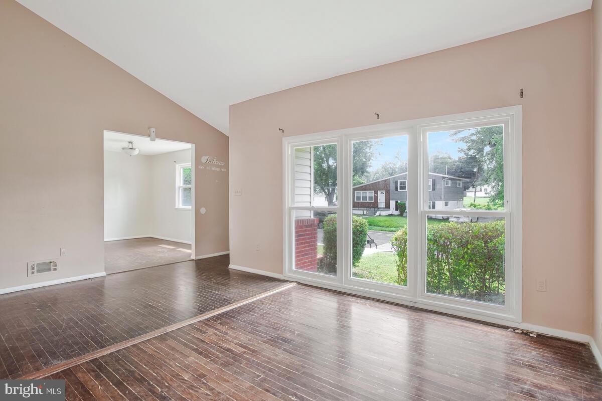 514 Gwynnvale Road Baltimore, MD 21208 - Photo 4 of 43 Living Room - large windows