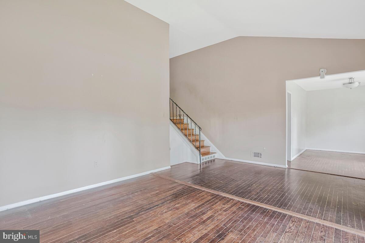 514 Gwynnvale Road Baltimore, MD 21208 - Photo 5 of 43 Living Room - hardwood floors