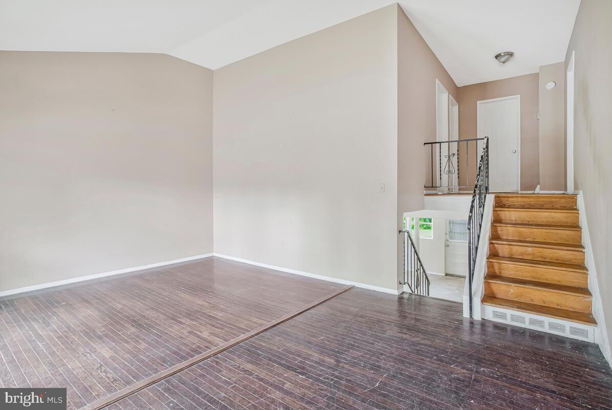 514 Gwynnvale Road Baltimore, MD 21208 - Photo 6 of 43 Living Room - vaulted ceilings