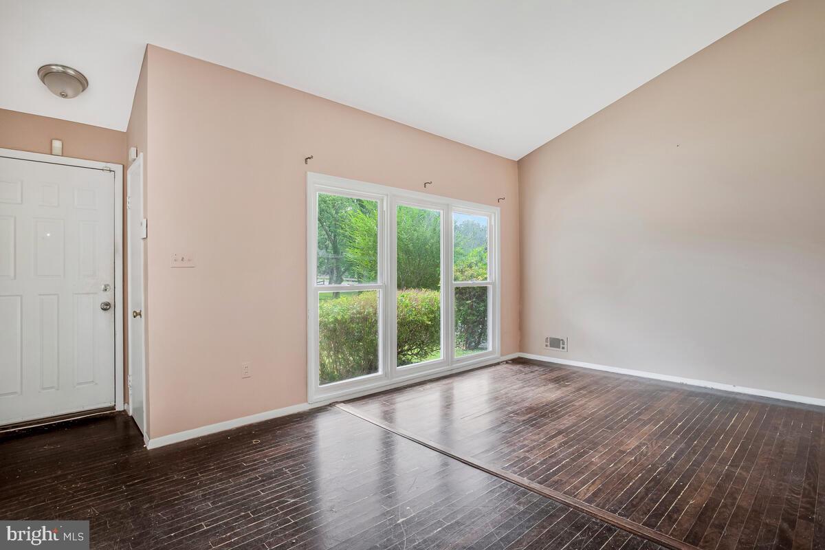 514 Gwynnvale Road Baltimore, MD 21208 - Photo 7 of 43 Living Room