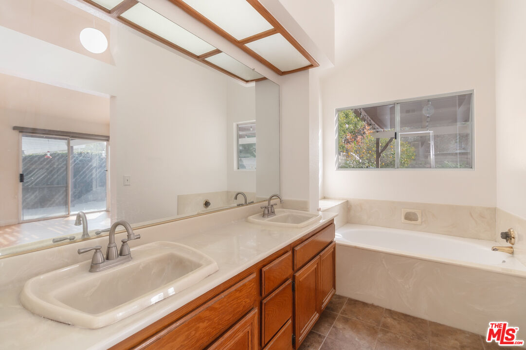 552 Fairfield Road Simi Valley, CA 93065 - Photo 6 of 13 a bathroom with a sink and a bathtub