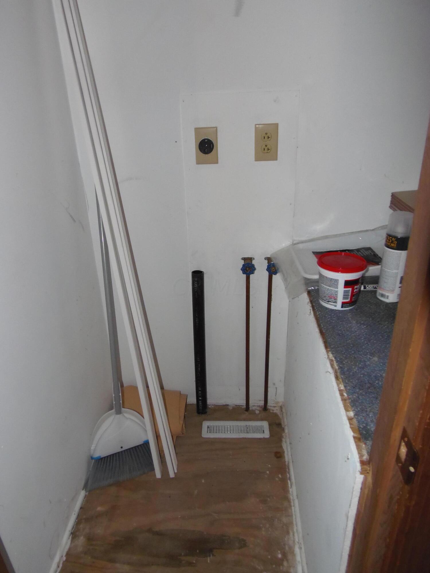 1639 Durbridge Road Columbus, OH 43229 - Photo 32 of 34 Laundry connections