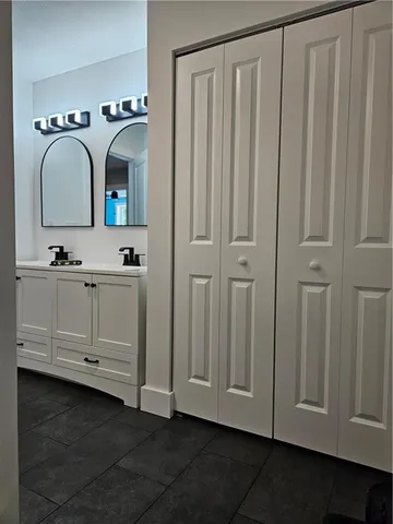 a view of a livingroom with a ceiling fan