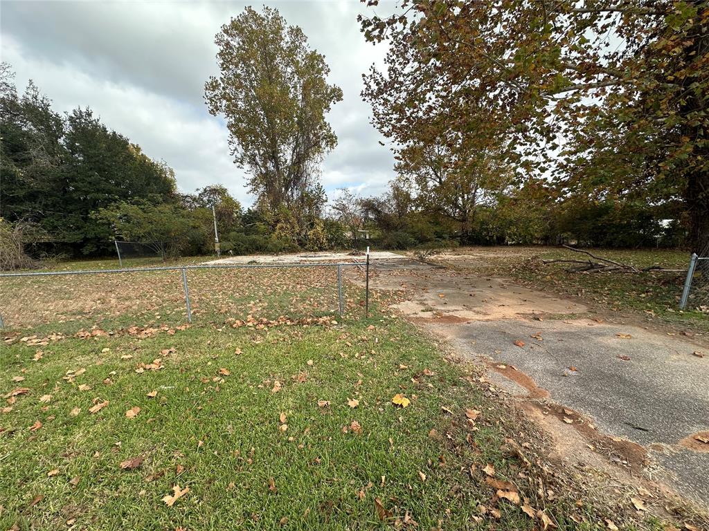 5410 Benton Road Bossier City, LA 71111 - Photo 2 of 4 a view of a yard with a tree