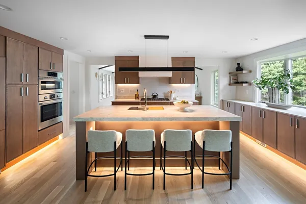 $2,269,000 | 10 Meredith Circle, Needham, MA 02492