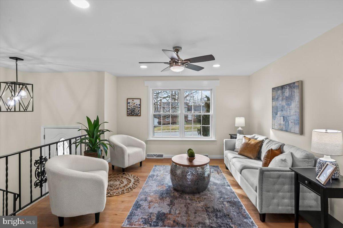 465 Amesbury Road Lancaster, PA 17601 - Photo 5 of 40 Living Room