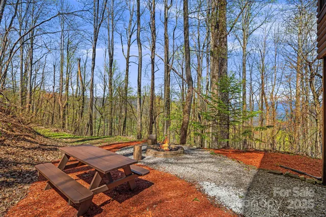 a view of a house with backyard