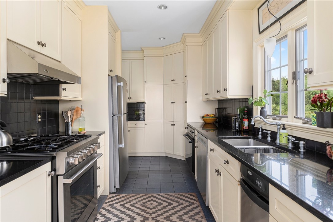 34 Decatur Avenue Jamestown, RI 02835 - Photo 16 of 40 Gas range