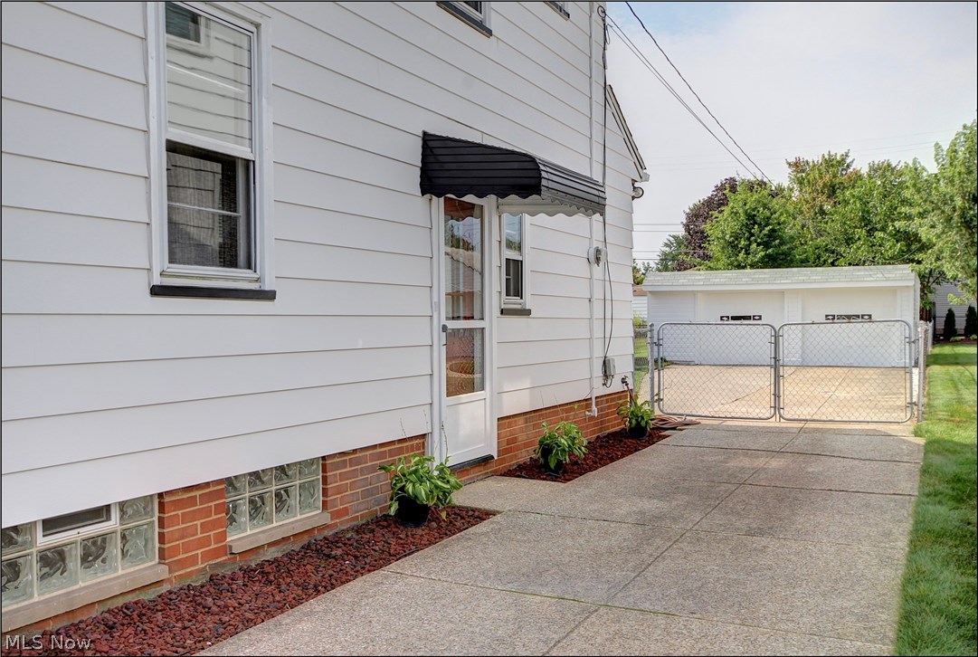 7901 Jameson Road Parma, OH 44129 - Photo 4 of 30