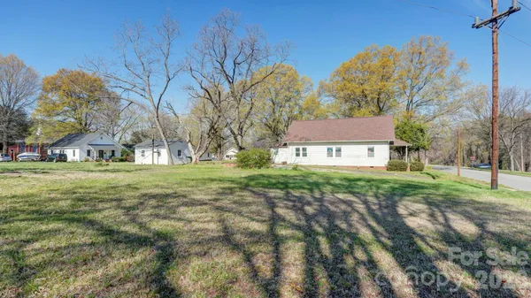 a view of house with yard