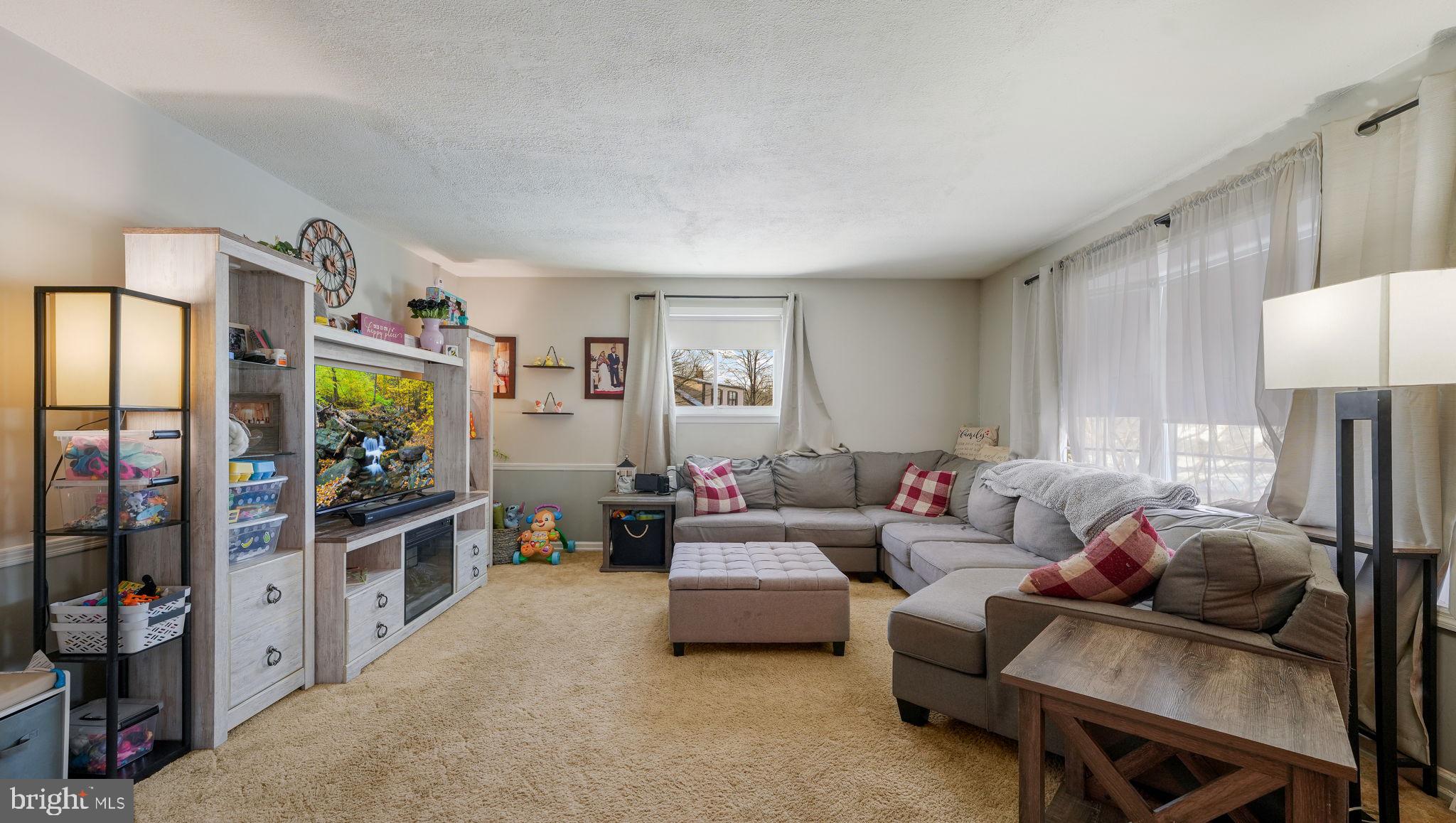 1246 Victoria Road Warminster, PA 18974 - Photo 4 of 27