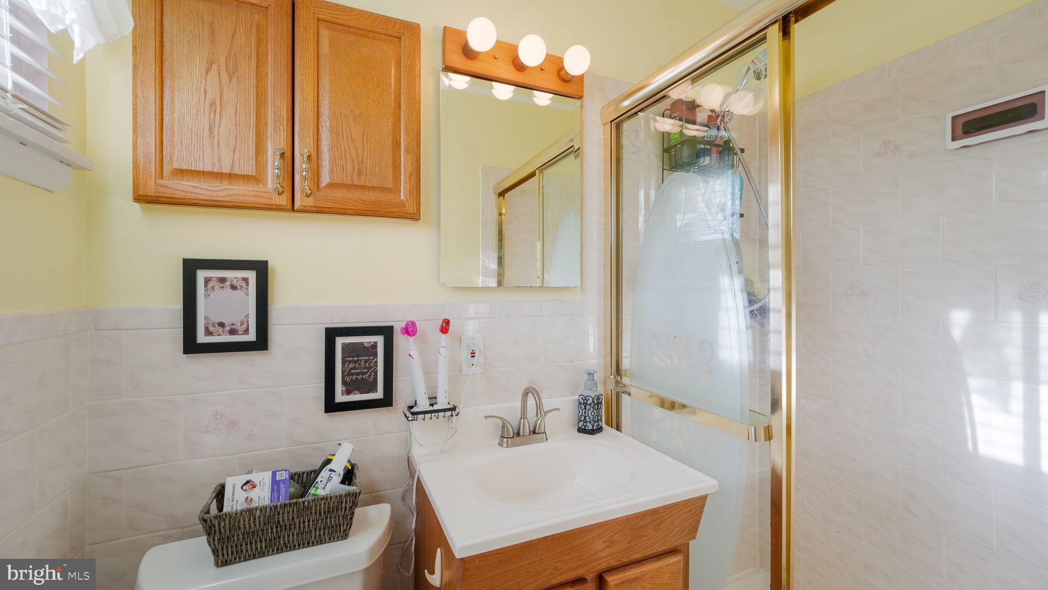 1246 Victoria Road Warminster, PA 18974 - Photo 9 of 27