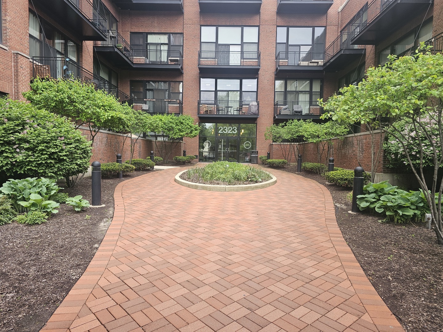 2323 West Pershing Road, Unit 128 Chicago, IL 60609 - Photo 4 of 9 a view of a backyard with a garden