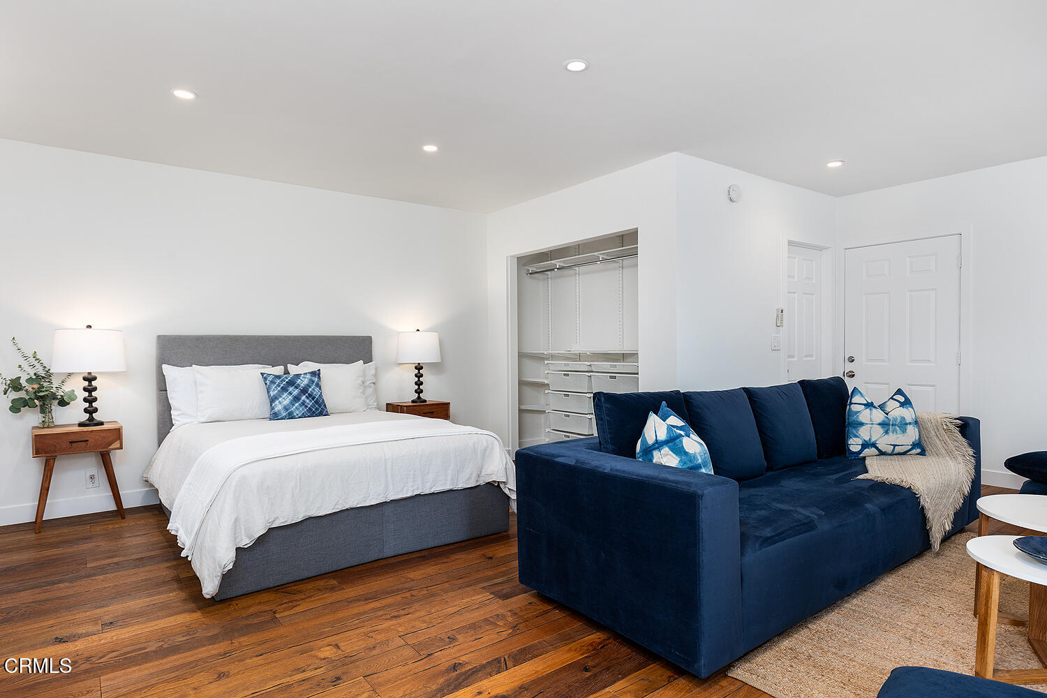 3255 Castera Avenue Glendale, CA 91208 - Photo 34 of 40 a bedroom with a bed and a couch