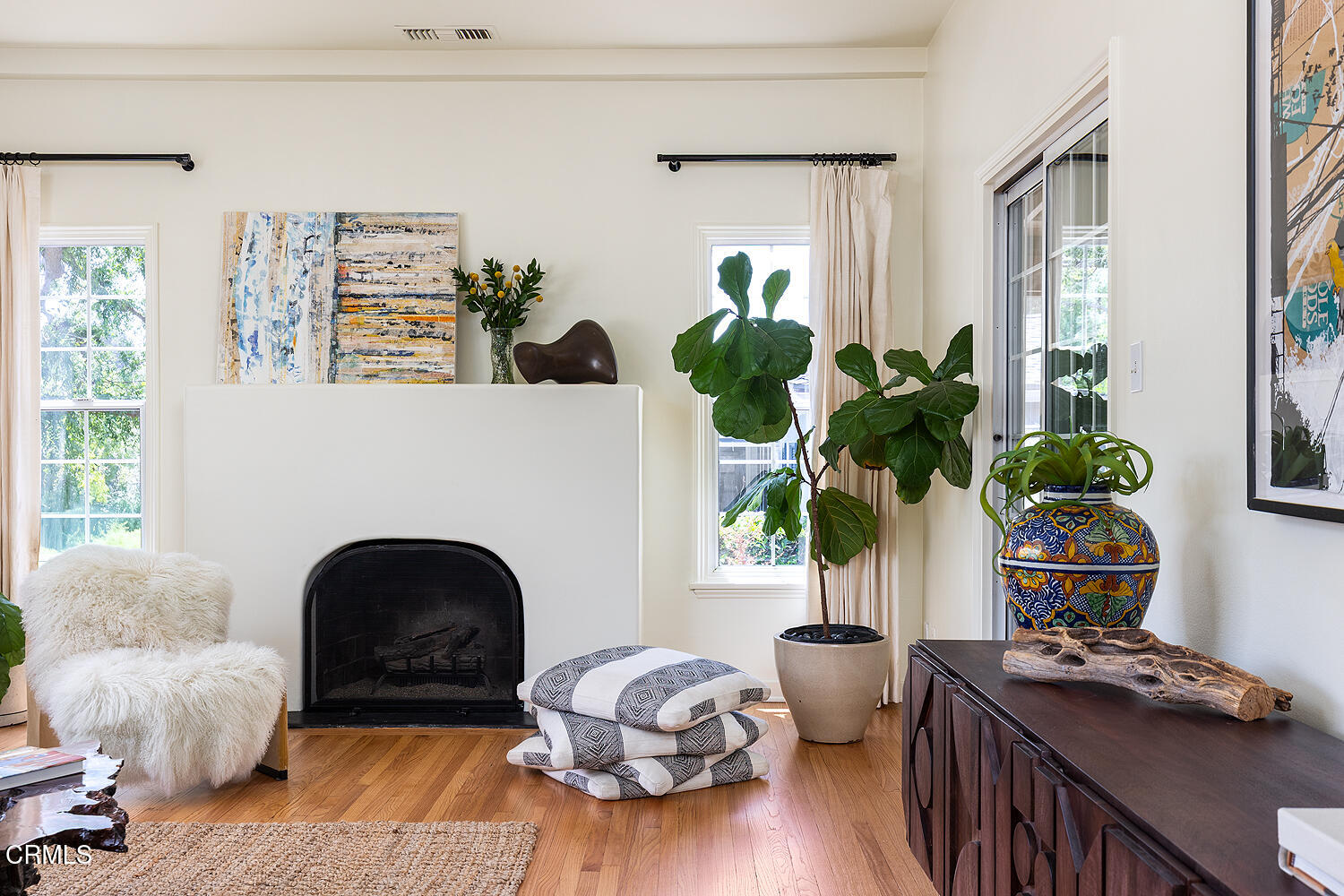 3255 Castera Avenue Glendale, CA 91208 - Photo 10 of 40 a living room with furniture and potted plant