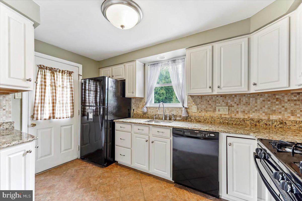 51 Hetzel Road Ridley Park, PA 19078 - Photo 7 of 27 Updated Kitchen