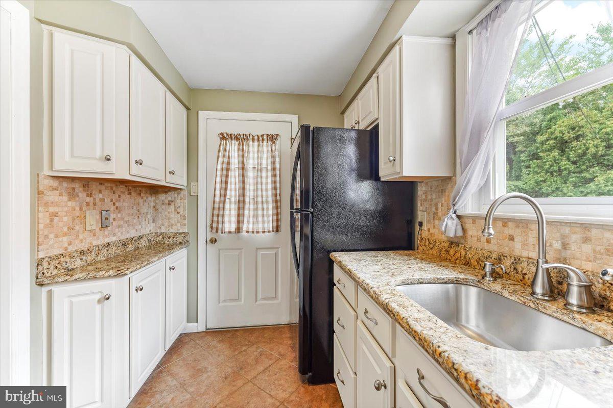 51 Hetzel Road Ridley Park, PA 19078 - Photo 8 of 27 Kitchen with Granite