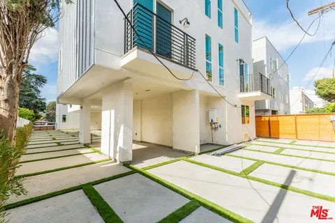 $3,208 | 1238 1/2 North Beachwood Drive, Los Angeles, CA 90038