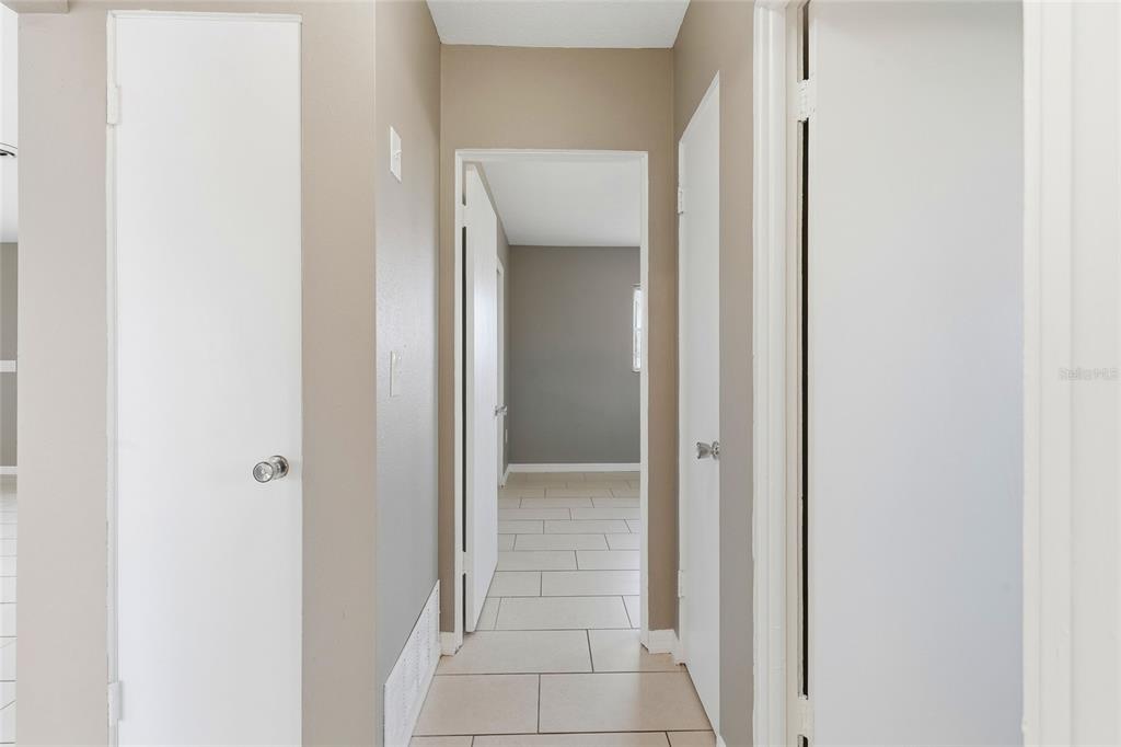 363 Glen Oak Road Venice, FL 34293 - Photo 35 of 53 a view of a hallway