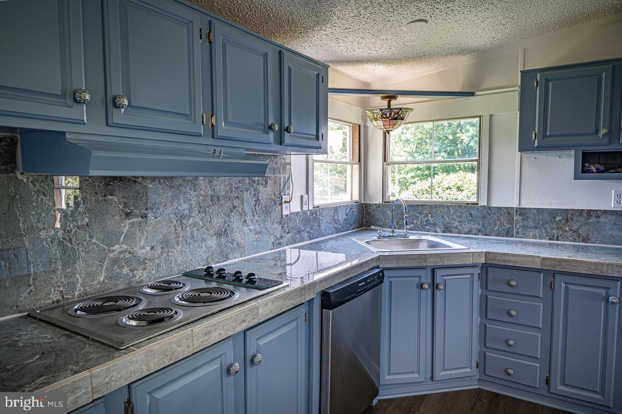 35 Bonneau Heights Road Gettysburg, PA 17325 - Photo 5 of 34 a kitchen with a sink stove and cabinets