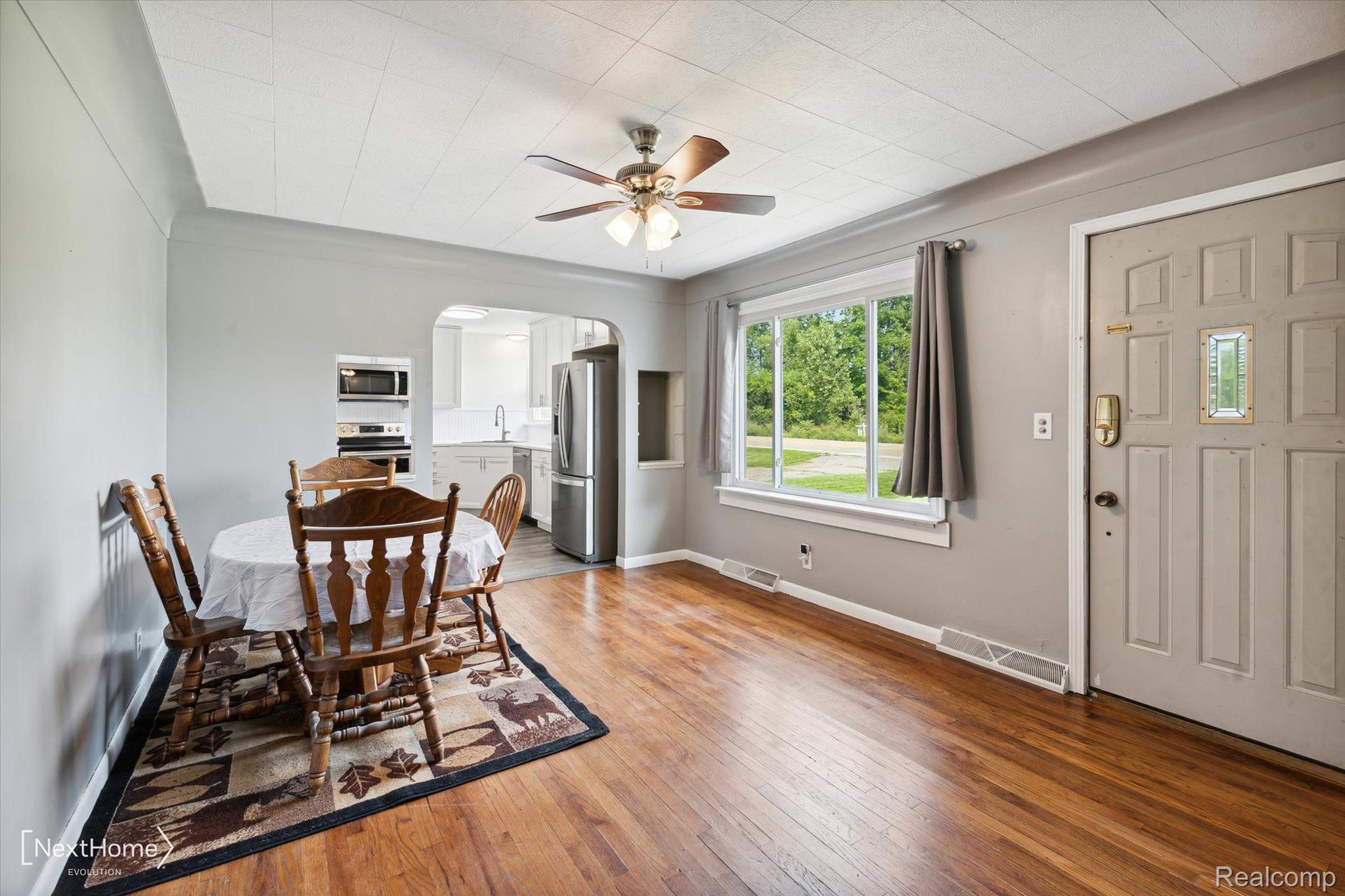 45477 Bemis Road Belleville, MI 48111 - Photo 7 of 28 Dining/living area