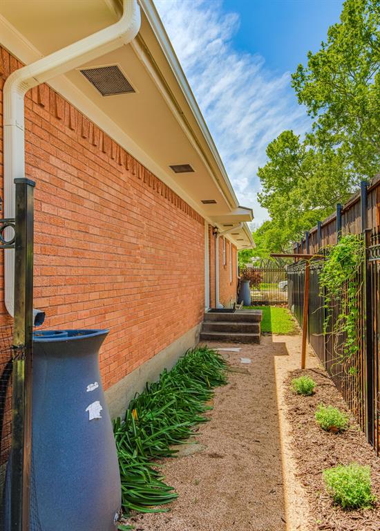 700 Ridgedale Drive Richardson, TX 75080 - Photo 31 of 32 Private side yard