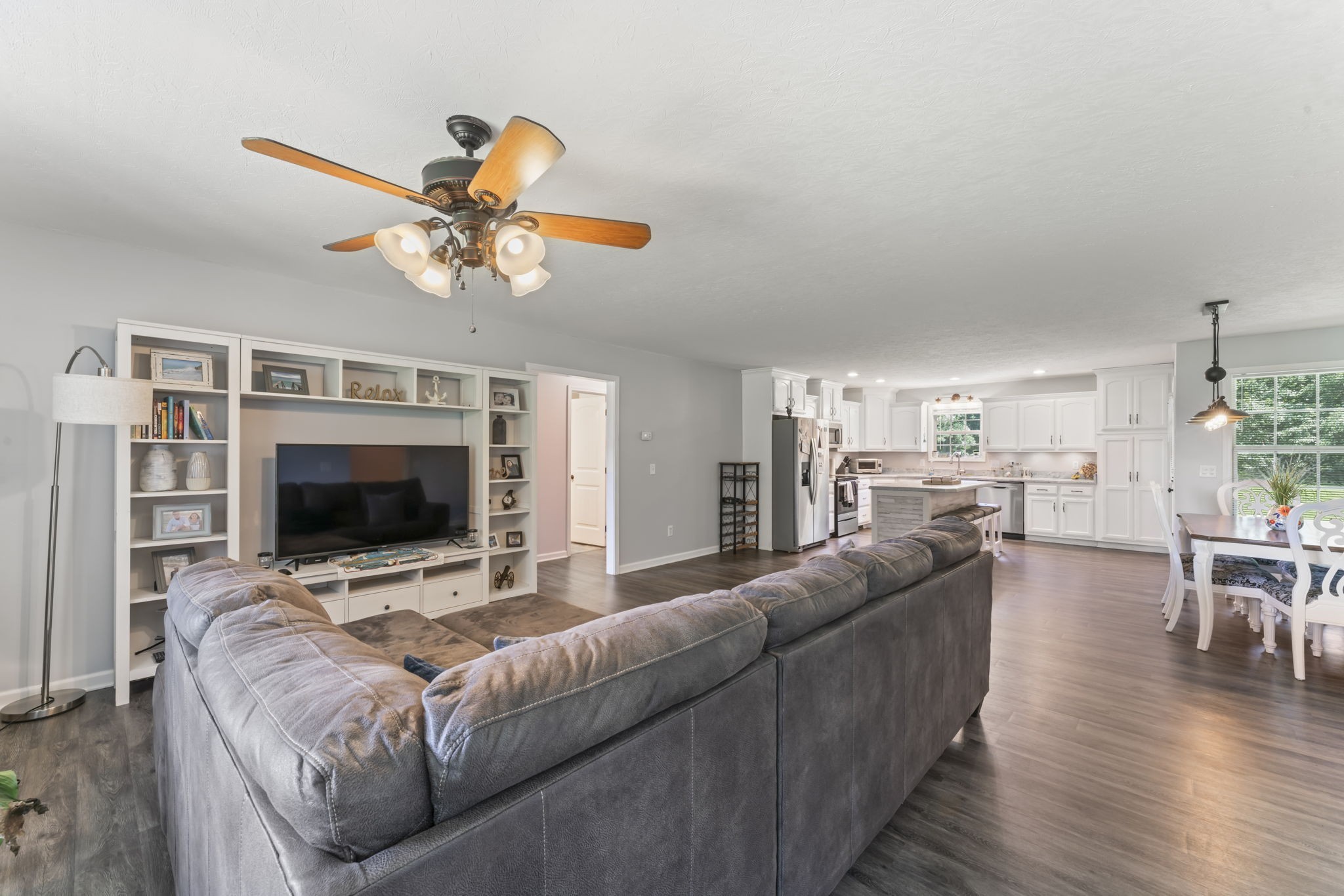 1070 Mt Vernon Road Bethpage, TN 37022 - Photo 5 of 20 a living room with furniture and a flat screen tv