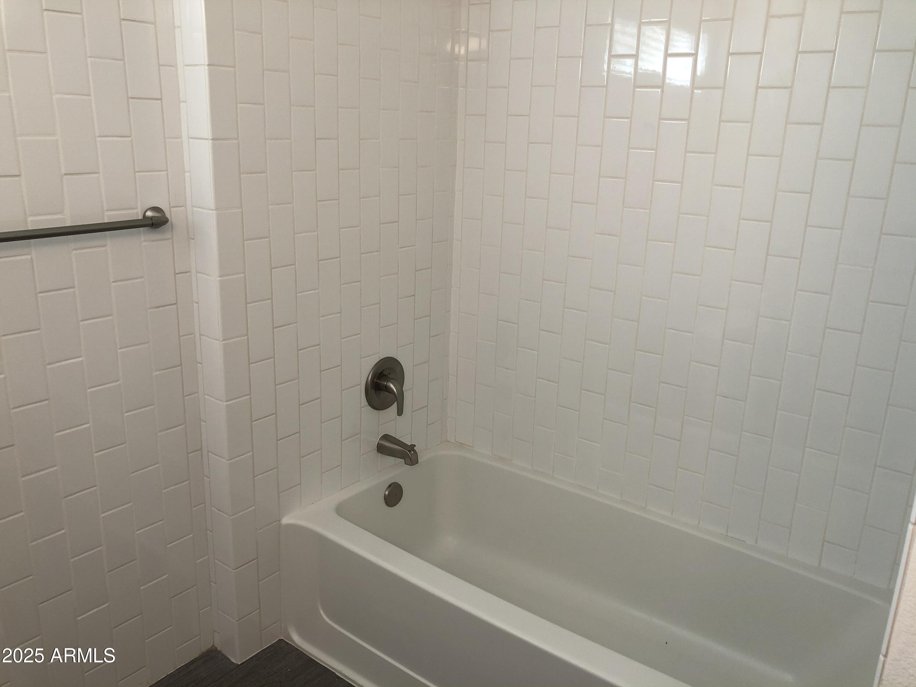 622 North 9th Avenue, Unit 101 Phoenix, AZ 85007 - Photo 17 of 18 a bathroom with a bathtub