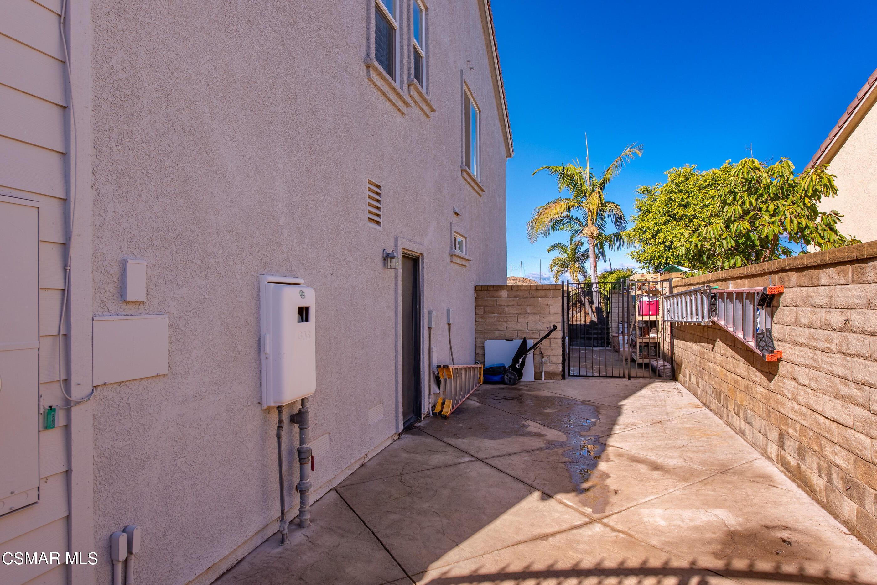 1997 Arielle Lane Simi Valley, CA 93065 - Photo 47 of 54 a view of lobby with furniture