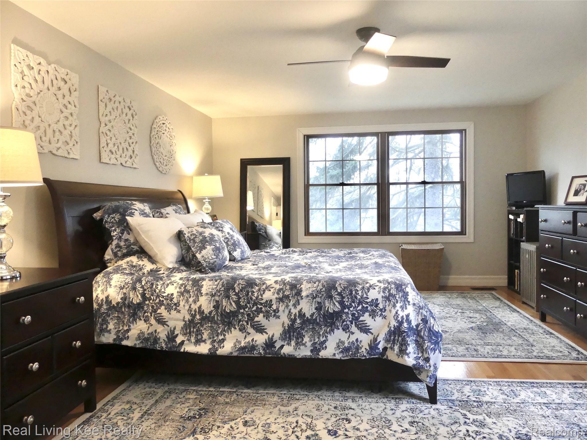 137 Aintree Road Rochester, MI 48306 - Photo 26 of 48 Over-sized master bedroom with walk-in closet