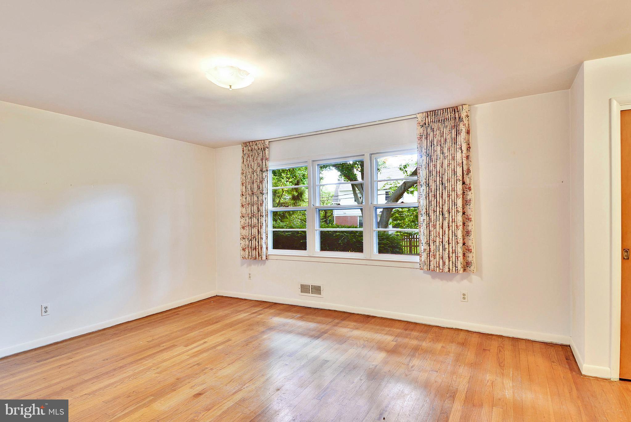 7006 Copeleigh Road Baltimore, MD 21212 - Photo 16 of 26 Large master bedrm + 7x7 area in front of closets