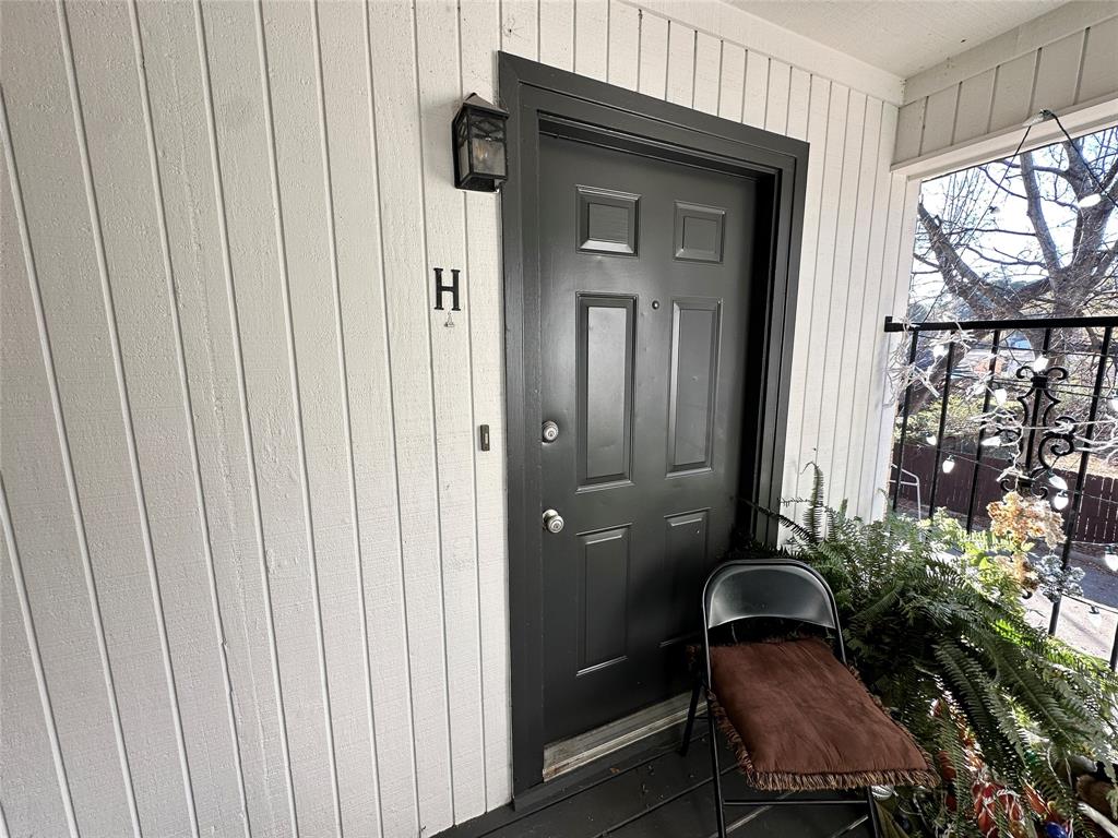 2006 Jane Street, Unit H Longview, TX 75601 - Photo 11 of 12 a living room with furniture and a window