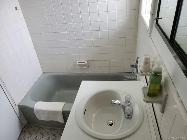 $275,000 | 47-27 Little Neck Parkway, Unit 4G | Little Neck