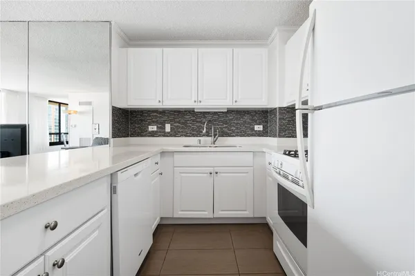 $2,800 | 430 Lewers Street, Unit 3005, Honolulu, HI 96815