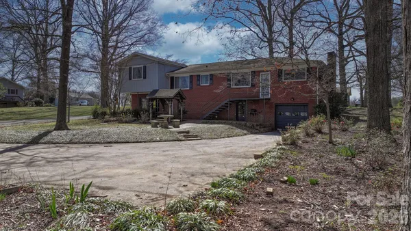 $305,000 | 3335 25th Avenue Northeast, Hickory, NC 28601