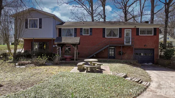 $305,000 | 3335 25th Avenue Northeast, Hickory, NC 28601