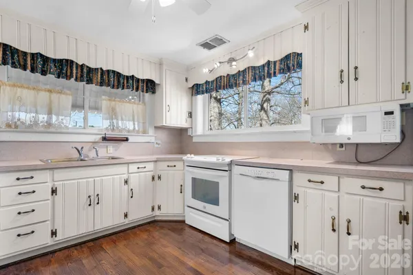 $305,000 | 3335 25th Avenue Northeast, Hickory, NC 28601