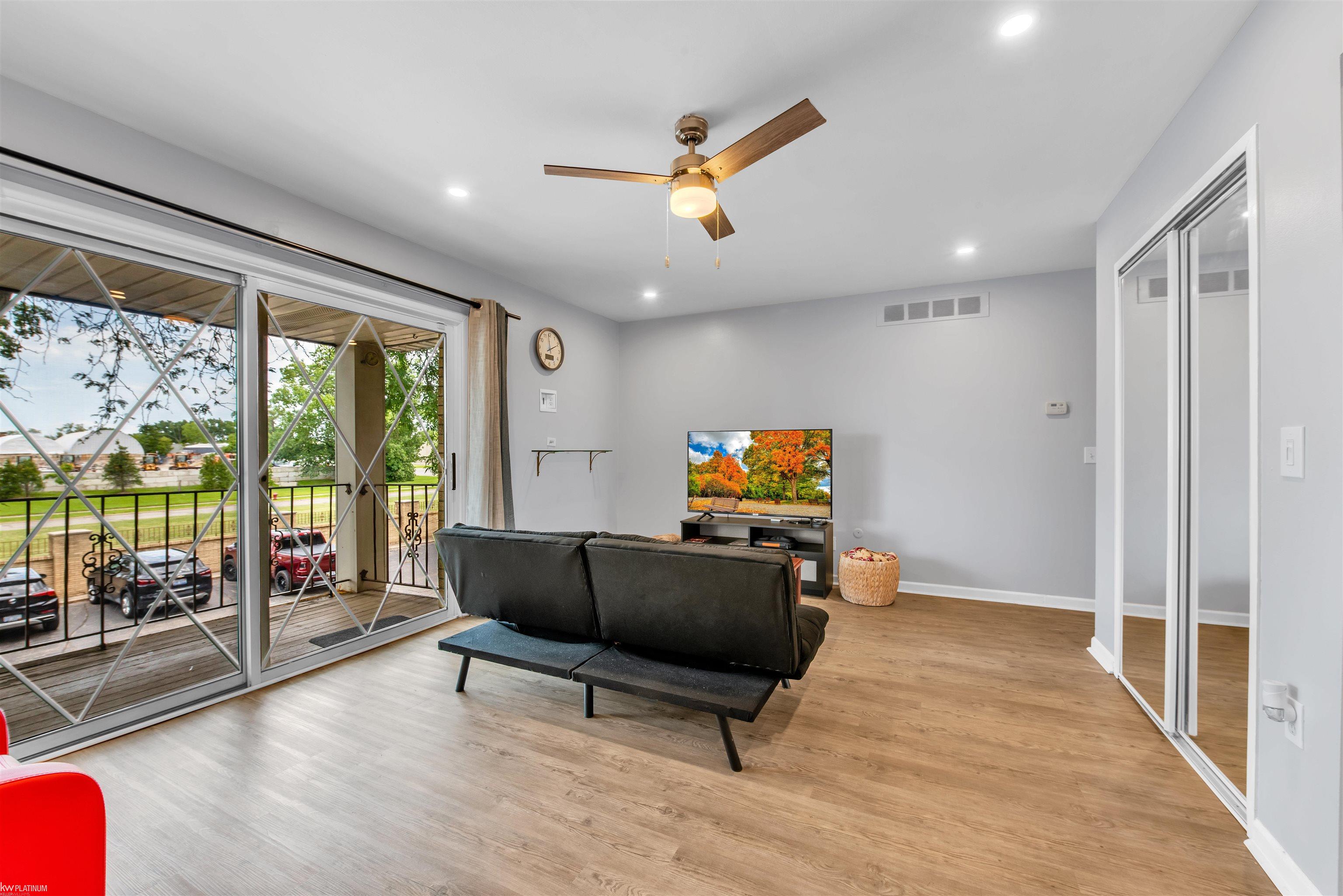 29201 Hayes Road, Unit 47 Warren, MI 48088 - Photo 4 of 16