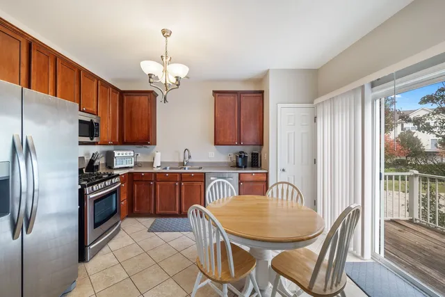 $337,500 | 294 Comstock Drive, Unit 294, Elgin, IL 60124