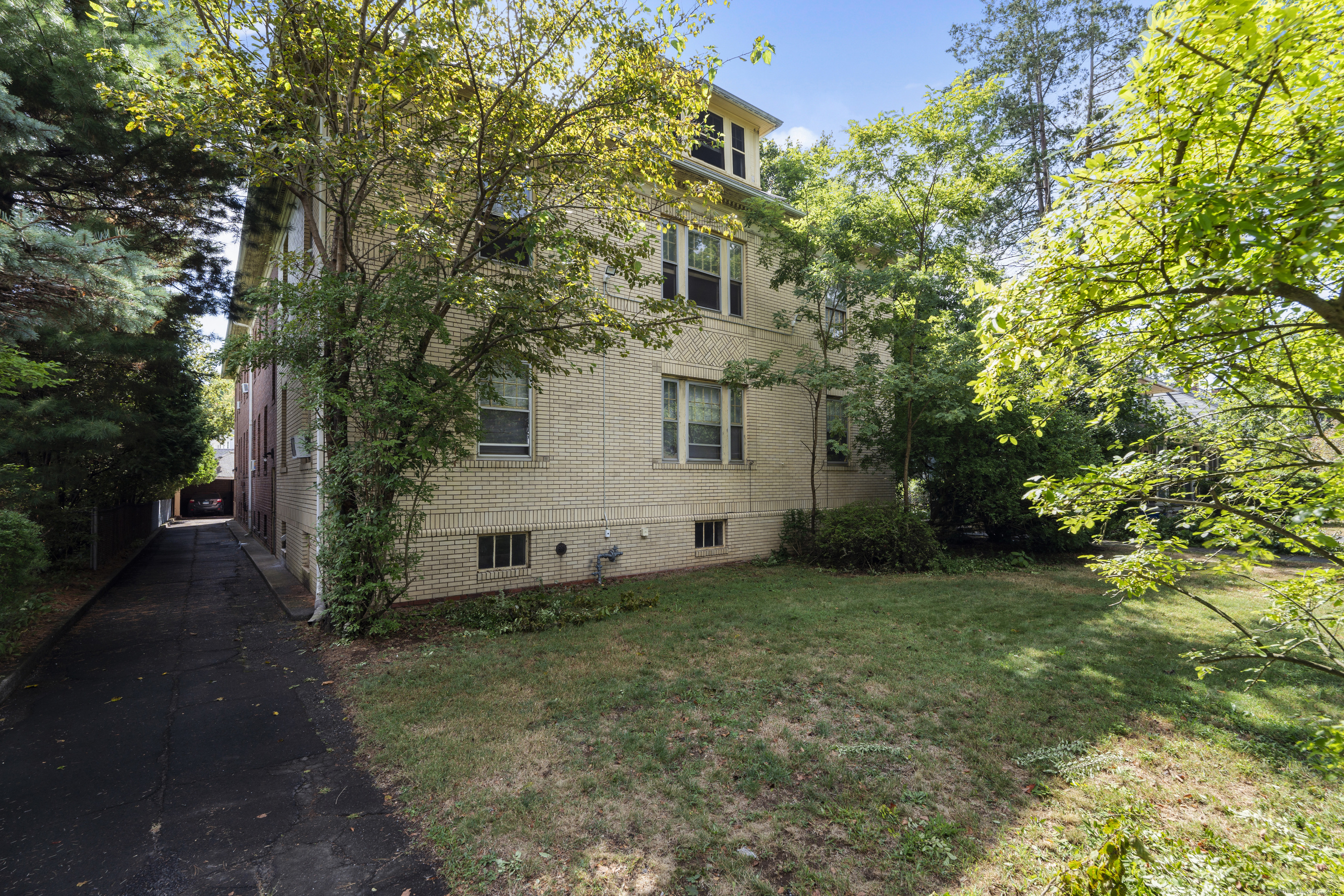 55 Marvel Road New Haven, CT 06515 - Photo 2 of 40