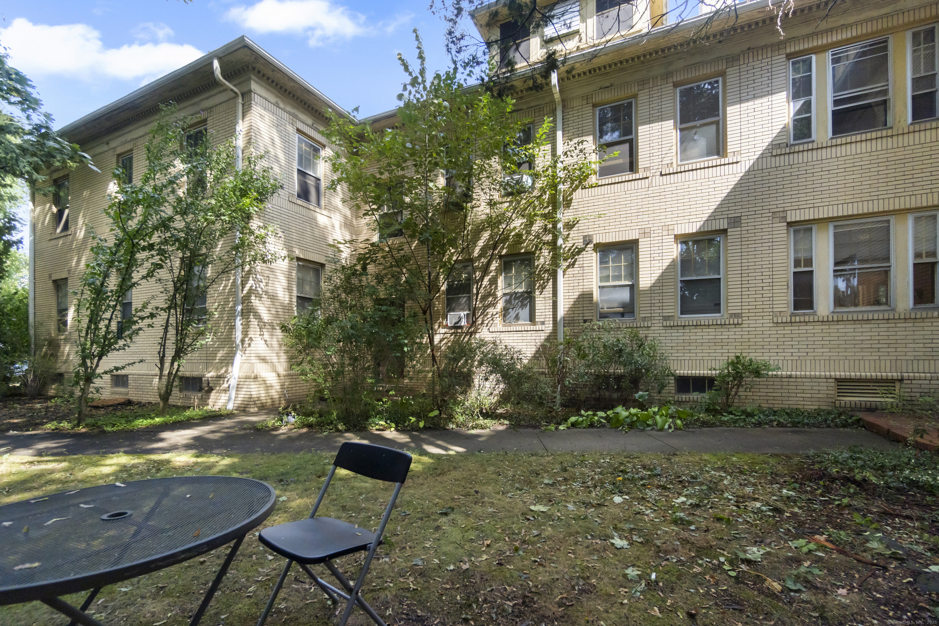 55 Marvel Road New Haven, CT 06515 - Photo 4 of 40