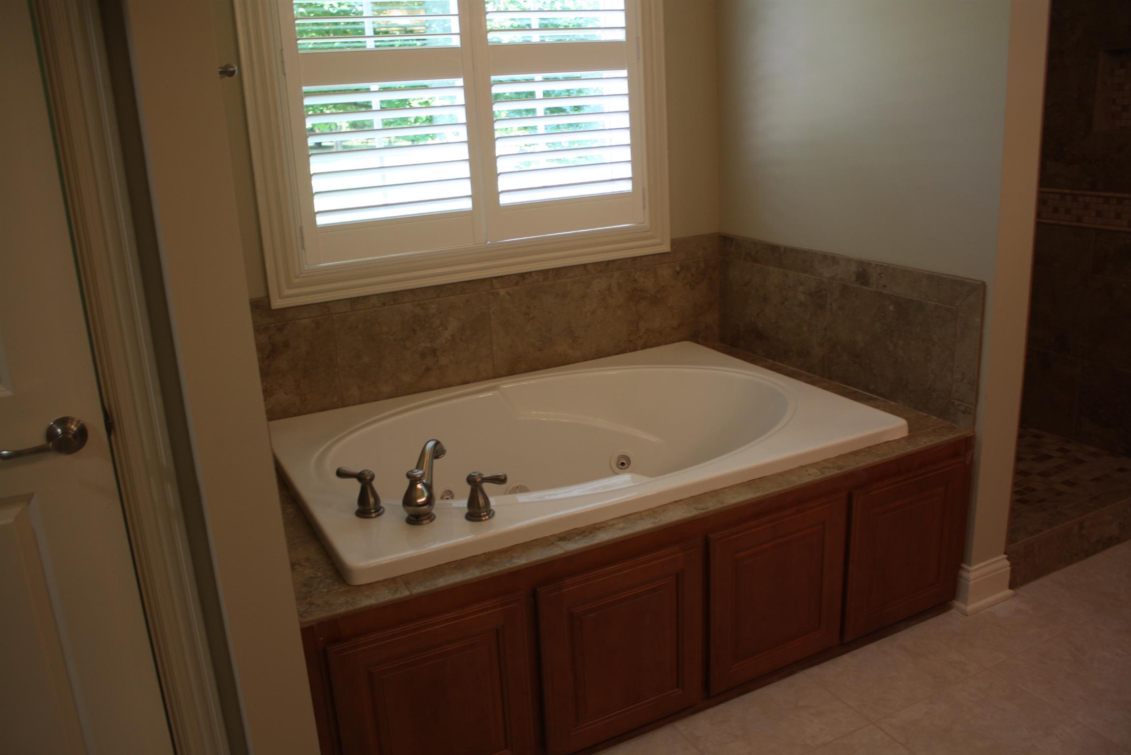 3620 Guthrie Road Clarksville, TN 37043 - Photo 13 of 30 a bathroom with a bathtub