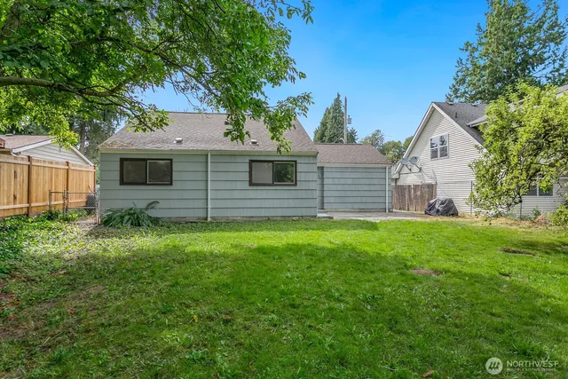 a view of a backyard