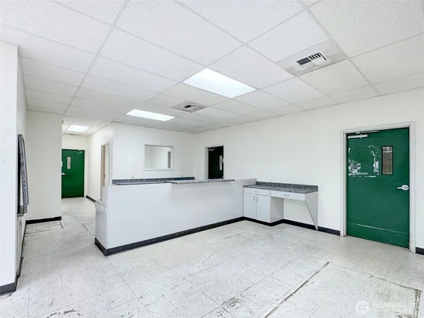 a view of a livingroom with a workspace